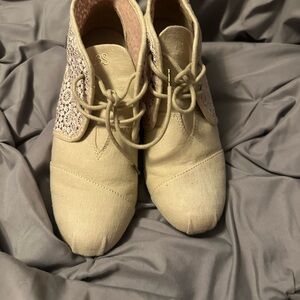 Women's Cream Lace-Up bobs
